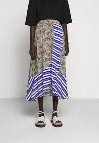 Maxi sukně s paisley a květinovými vzory v zelené, červené a modré barvě, se pruhovanou modrou spodní částí. Elastický pas a vrstvený design.