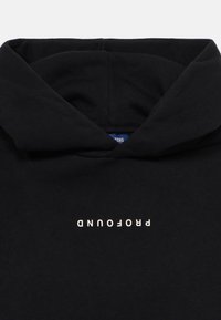 Sudadera negra con la palabra "PROFOUND" impresa al revés en letras blancas en el centro del frente.