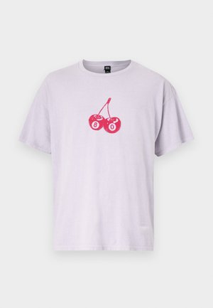 Lyslilla bomulds t-shirt med et rødt kirsebærmotiv i midten, med tallet "80" i hvidt under kirsebærerne. Korte ærmer.