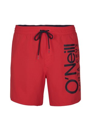 Sarkanas peldbikses, kas izgatavotas no viegla auduma, ar melnu auklu un lielu O'Neill zīmolu uz kreisās puses.