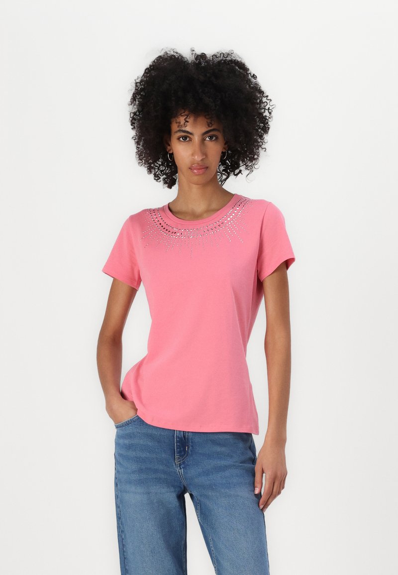 Rosa T-Shirt mit Rundhalsausschnitt, kurzen Ärmeln und einem dekorativen Muster aus Strasssteinen rund um den Ausschnitt. Aus glattem Baumwollmaterial.