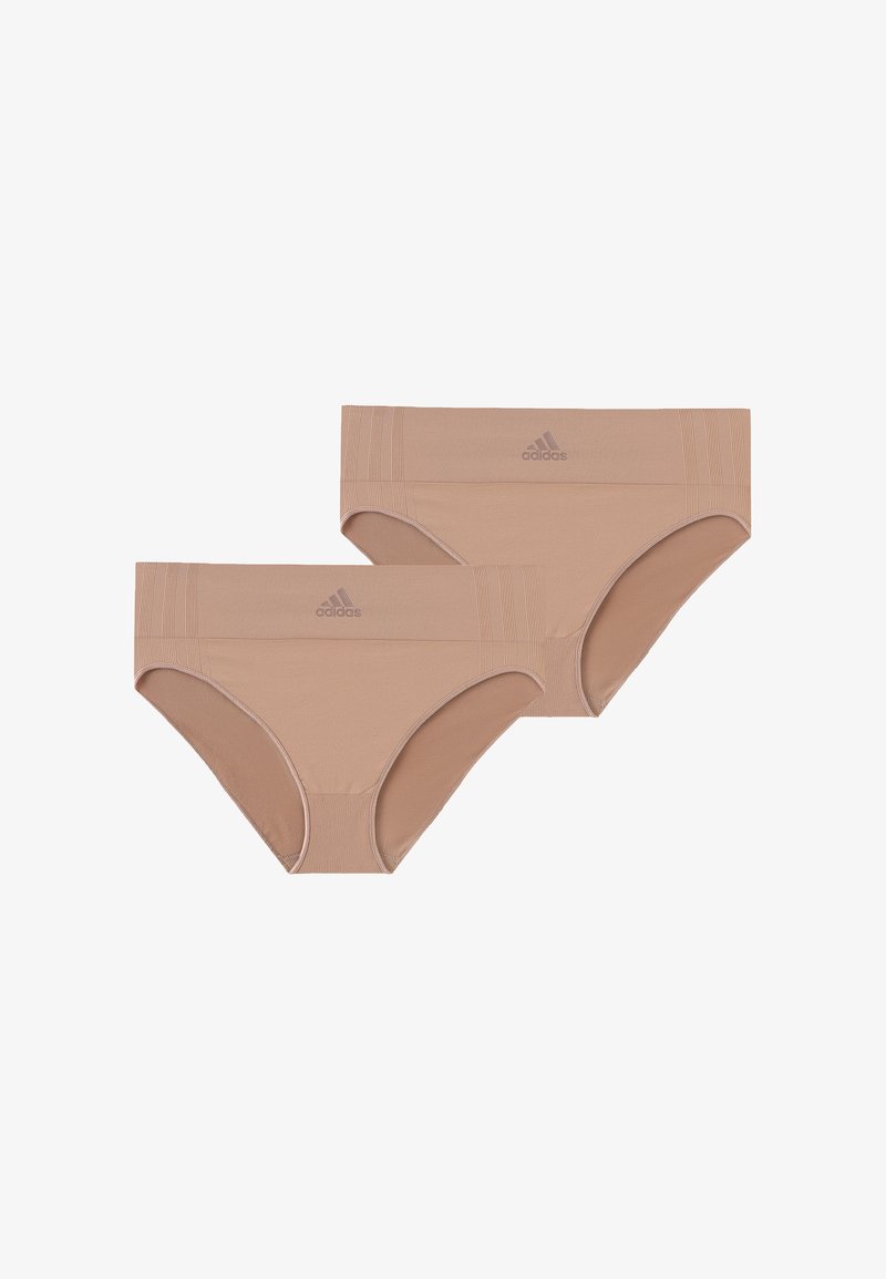 Zwei beige, nahtlose Hipster-Unterhosen von Adidas mit geripptem Bund und mittig platziertem Logo auf jedem Paar.