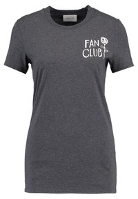 Šedé bavlněné tričko s kulatým výstřihem. Na levé straně má bíle potištěný text "FAN CLUB" a grafiku růže.