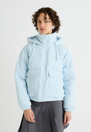 Veste doudoune en velours côtelé bleu clair avec fermeture éclair à l'avant, capuche et deux poches avant ; tissu texturé et poignets élastiques, coupe courte.