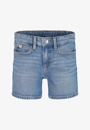 Shorts de mezclilla en lavado azul claro, con un diseño clásico de cinco bolsillos, cremallera y cierre de botón. Detalles desgastados cerca del dobladillo.