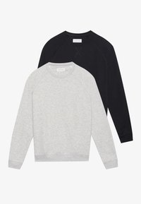 Dos sudaderas de cuello redondo de manga larga, una gris claro delante de una negra, ambas con puños y dobladillo acanalados.