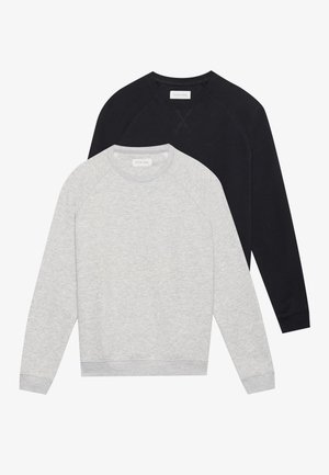 Dos sudaderas de cuello redondo de manga larga, una gris claro delante de una negra, ambas con puños y dobladillo acanalados.