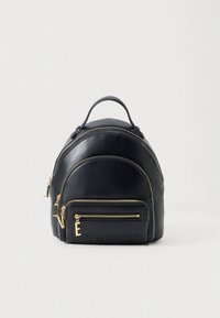 Melna ādas mugursoma ar zelta detaļām, apaļas formas, priekšpusē rāvējslēdzēja kabata un iespiests "LOVE MOSCHINO" uzraksts. Regulējamas lences un augšējā rokturis.