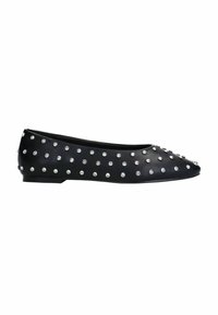 Zwarte platte schoen met een ronde punt, versierd met zilveren studs in een patroon. Gladde textuur met een lage, platte hak.