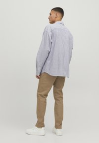 Jack & Jones JPSTMARCO JJDAVE NOOS - Nohavice chinos - otter