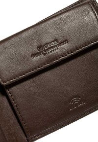 Portefeuille en cuir marron avec une finition texturée, présentant un logo en relief et une poche à rabat sécurisée. Bords cousus et symbole de protection RFID visible.