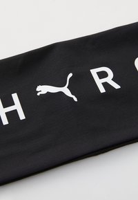 Fekete szövet fejpánt, amelyen merész fehér betűk szerepelnek: "H" és "R", a bal oldalon pedig egy fehér puma logó látható. Sima tapintású.