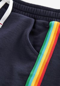 Little Bird LITTLE BIRD BY JOOLS OLIVER RAINBOW STRIPE JERSEY SHORTS - Treniņtērpa apakšdaļas - navy rainbow