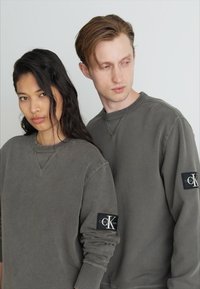Calvin Klein Jeans WASHED BADGE CREW NECK UNISEX - Sudadera - endless grey