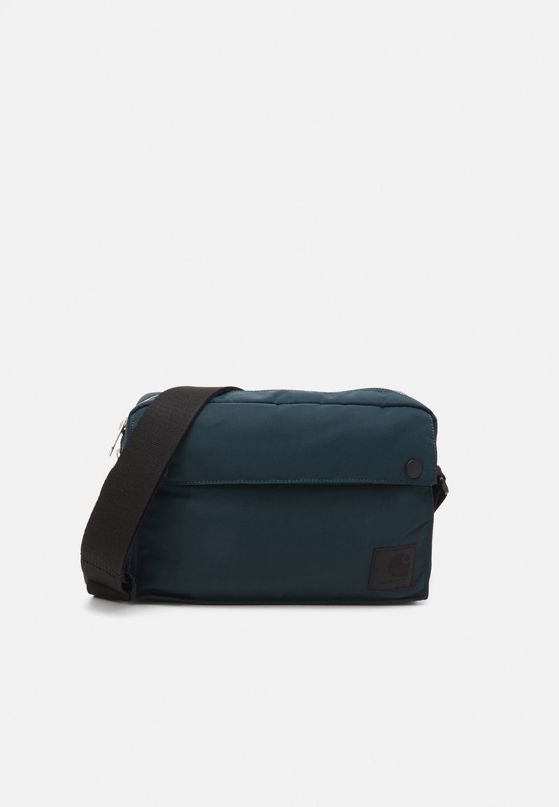 Borsa a tracolla compatta in nylon color teal scuro, con chiusura a patta e bottone a scatto, tracolla nera regolabile e etichetta con logo.