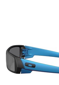 Occhiali da sole con montatura blu, accenti neri e lenti rettangolari. Presentano un pulsante laterale e un dettaglio di presa texturizzata vicino alla cerniera.