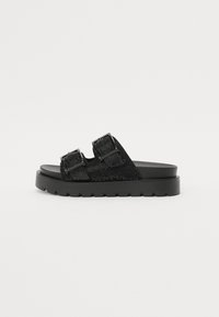 Sorte svart sandaler med doble justerbare stropper, teksturert overflate, og en tykk svart såle med et robust mønster.
