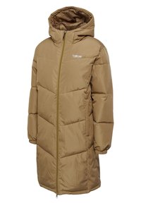 Lang, tanfarvet vatteret vinterfrakke med hætte, fuld lynlås foran, elastiske ærmekanter, sidelommer og lille hvid "hummel sportswear"-logo på brystet.