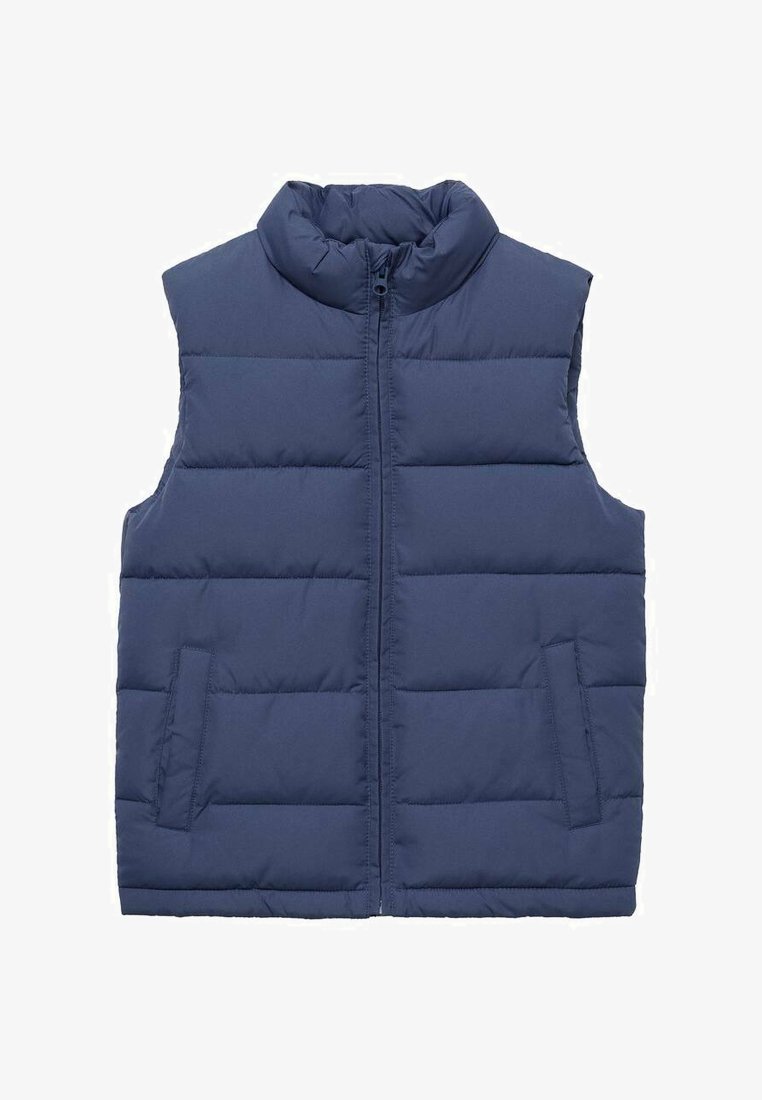 Tamno plava pufasta prsluk s visokim ovratnikom, prednjim patentnim zatvaračem i dva bočna džepa. Ima ispunu od kvadratnog jastučića za izolaciju.