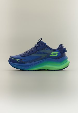 Blauer und grüner Skechers Sportschuh mit Schnürsenkeln, atmungsaktivem Mesh-Obermaterial, dicker gepolsterter Sohle und dem gebrandeten "S"-Logo an der Seite.