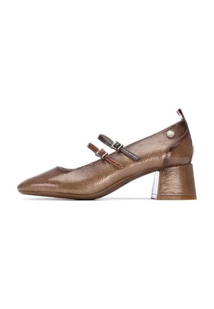Zapatos Mary Jane de charol marrón con punta redonda, dos correas ajustables y un tacón grueso con un acento plateado.