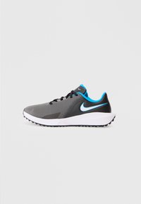 Juodas ir pilkas Nike bėgimo batelis su mėlynu vidiniu pamušalu, baltu padu ir juodais raišteliais, rodant šoninis profilis ant balto fono.