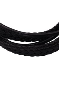 Bracciali in pelle intrecciata nera, di forma piatta, con una superficie liscia e lucida e un motivo di tessitura stretto.