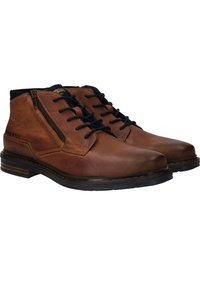 Bottines en cuir marron avec fermeture à lacets et à glissière, surface texturée, talon plat et semelle en caoutchouc foncé. Présentent des coutures contrastées et un branding subtil.