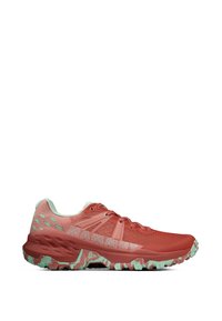 Scarpe da trail running rosse con accenti verde chiaro e tomaia in rete texturizzata. Presentano una suola a motivi con tacchetti profondi per una buona aderenza. Nome del brand visibile.