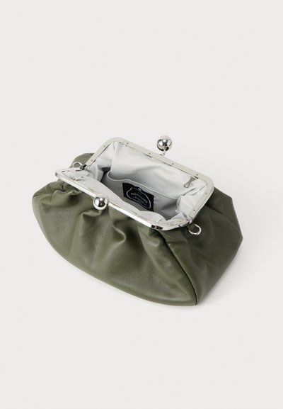 Φάκελος από δέρμα ελιάς με σχέδιο πιετοῦς, ασημένιο μεταλλικό πλαίσιο και δύο σφαιρικά κλείστρα. Διαθέτει ριγωτή εσωτερική επένδυση.