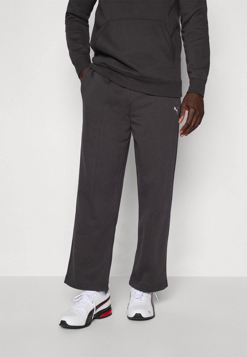 Kulgrå sweatpants lavet af en bomuldsblanding, med en afslappet pasform, sidelommer og subtile syede detaljer. Kombinationen med hvide sneakers.