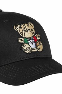 Schwarze Kappe mit einem plüschigen Teddy-Bären, der in Gold gestickt ist, sowie mehrfarbigen Details der italienischen Flagge auf der Brust und den Gliedern des Bären.