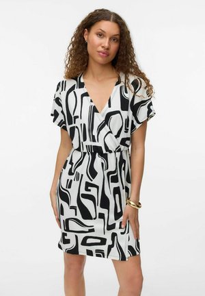 Robe à manches courtes et col en V en tissu blanc avec un motif abstrait noir. Dotée d'une taille cintrée et d'une coupe décontractée.