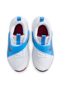 Chaussures de sport avec une tige en mesh blanche, des superpositions en synthétique bleu, des accents rouges et une sangle texturée avec un logo.