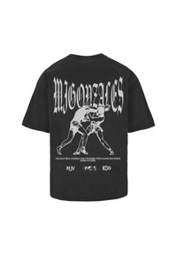 Sort bomulds T-shirt med hvid grafisk design af to boksere, stort tekst der står "MIGONZALES," og tekst nedenunder der fejrer modstandsdygtighed.