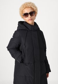 Vero Moda Petite VMLEONIELEA JACKET - Dūnu jaka - black