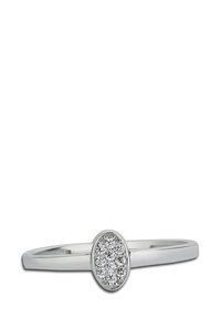 Bague en argent avec un anneau lisse, ornée d'un sommet de forme ovale serti de nombreux petits pierres claires, créant un effet de regroupement.