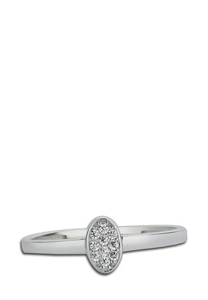 Bague en argent avec un anneau lisse, ornée d'un sommet de forme ovale serti de nombreux petits pierres claires, créant un effet de regroupement.