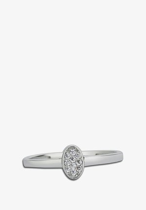 Bague en argent avec un anneau lisse, ornée d'un sommet de forme ovale serti de nombreux petits pierres claires, créant un effet de regroupement.