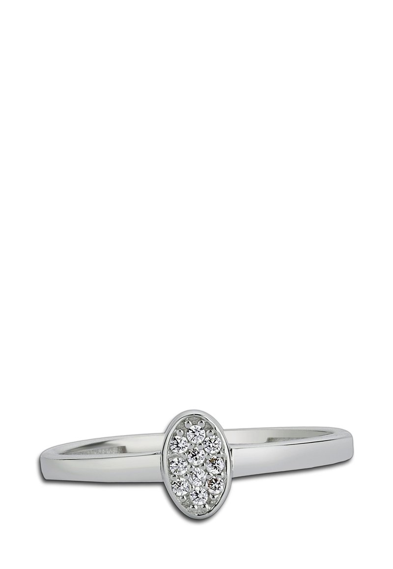 Bague en argent avec un anneau lisse, ornée d'un sommet de forme ovale serti de nombreux petits pierres claires, créant un effet de regroupement.