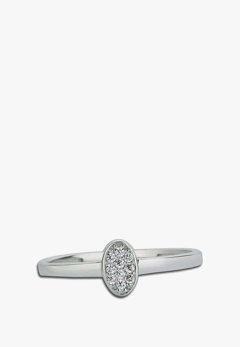 Bague en argent avec un anneau lisse, ornée d'un sommet de forme ovale serti de nombreux petits pierres claires, créant un effet de regroupement.