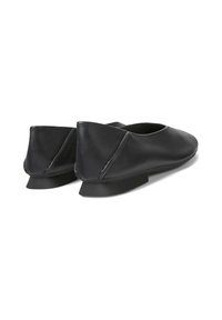 Ein Paar schwarze Leder-Schlüpfschuhe mit niedrigen, kantigen Absätzen, von hinten auf weißem Hintergrund gezeigt.