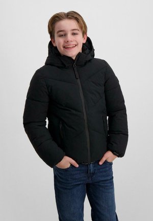 Zwarte pufferjack met capuchon, voorzien van een rits aan de voorkant, zijzakken en een gewatteerd ontwerp. Draagt over een casual outfit, wat de textuur benadrukt.