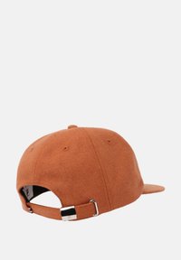 Oranje vilten honkbalpet met een gebogen klep, verstelbare strap en zilveren hardware accent achterop. Schoon, minimalistisch ontwerp.