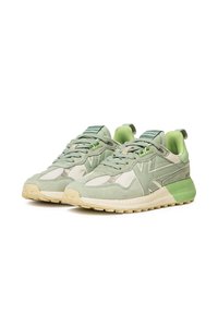 Sneaker verdi con una combinazione di suede strutturato e pelle liscia. Accenti bianchi, una suola resistente e una linguetta imbottita garantiscono comfort.