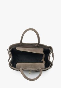 Grijze suède handtas met twee compartimenten met zwarte voering, binnenvak met rits en dubbele handgrepen. Soepele textuur met accenten van goudkleurig beslag.