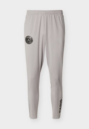 Világosszürke sportnadrág elasztikus derékrésszel, a combon a Paris Saint-Germain logóval, a jobb lábszárnál pedig "PARIS" felirattal.