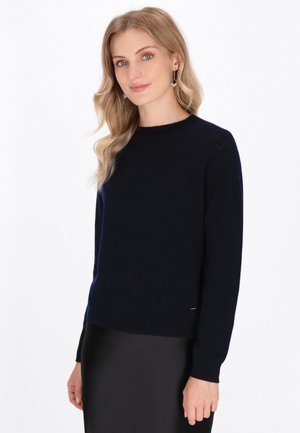 Pulover tricotat de culoare bleu marin, cu guler rotund, manșete și tiv cu nervuri, având un model texturat pe partea superioară a corpului și un mic logo.