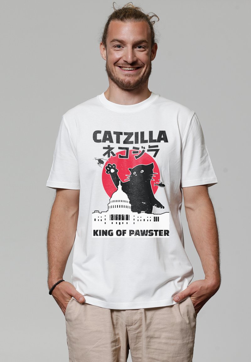 Ein weißes Baumwoll-T-Shirt mit einem grafischen Design einer schwarzen Katze vor einem roten Kreis, mit dem Text "CATZILLA" und "KING OF PAWSTER" darunter.