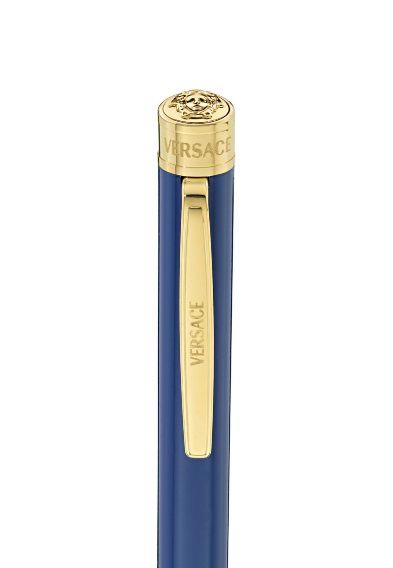 Blauwe pen met gouden accenten, voorzien van een leeuwenhoofdkap en gegraveerd "VERSACE" op de clip, slank ontwerp en glanzende afwerking.